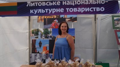 На Дніпрі доброчинному ярмарку національних меншин збирають кошти на підтримку ЗСУ — фоторепортаж На Дніпрі доброчинному ярмарку національних меншин збирають кошти на підтримку ЗСУ — фоторепортаж