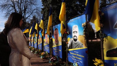 На Вінниччині встановили пам'ятну дошку загиблому військовослужбовцю На Вінниччині встановили пам'ятну дошку загиблому військовослужбовцю