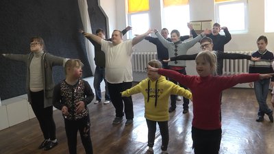 Гастролі та перфоманси: як у Луцьку працює театр для людей із синдромом Дауна Гастролі та перфоманси: як у Луцьку працює театр для людей із синдромом Дауна