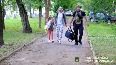 Евакуація з Краматорська та передмість: поліцейські вивезли родини з дітьми