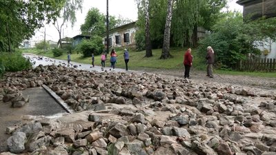 Камені на дорозі після зливи