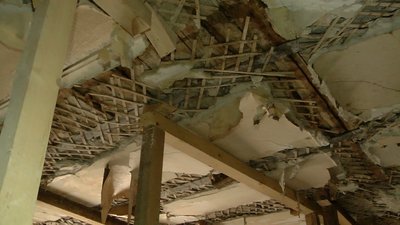 Запорізькі рятувальники розчищають від уламків квартири будинку, де стався вибух Запорізькі рятувальники розчищають від уламків квартири будинку, де стався вибух