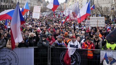 У Європі тисячі людей виступили проти обмежень для невакцинованих від COVID-19 У Європі тисячі людей виступили проти обмежень для невакцинованих від COVID-19