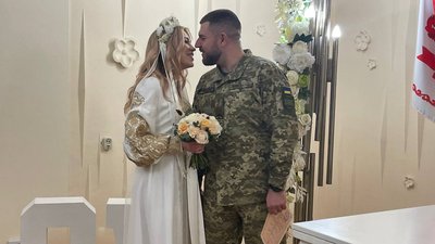 Наречений добирався до коханої із Бахмута на танку Наречений добирався до коханої із Бахмута на танку