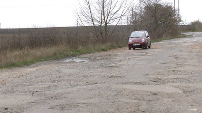 Люди вимагають відремонтувати дорогу біля Рівного за рахунок "Великого будівництва"