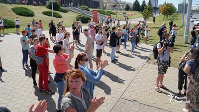 Люди несуть квіти до місця, де загинув протестувальник Люди несуть квіти до місця, де загинув протестувальник