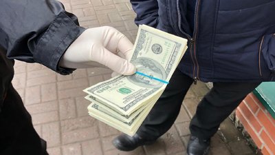 Слідчі ДБР впіймали працівника поліції та його родича на хабарі