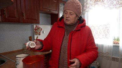 Жінка показує фільтр для води Жінка показує фільтр для води