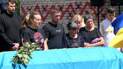 В Шосткинському районі на Сумщині попрощались з українським військовим Олегом Упировим В Шосткинському районі на Сумщині попрощались з українським військовим Олегом Упировим
