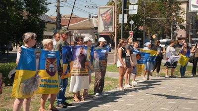 Миколаївці вийшли на акцію-нагадування про військовополонених і безвісти зниклих