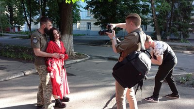 У Полтаві безплатно знімають весілля військових У Полтаві безплатно знімають весілля військових