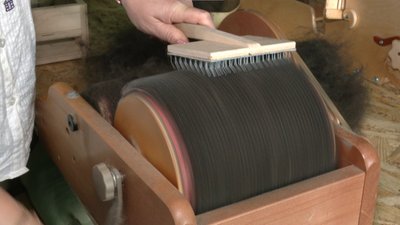 Львів'янка виготовляє шкарпетки та пояси з собачої шерсті для військових Львів'янка виготовляє шкарпетки та пояси з собачої шерсті для військових