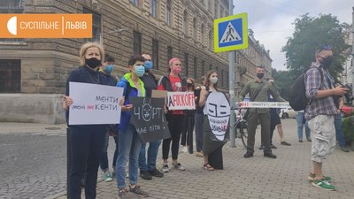 У Львові, під обласним управлінням поліції, вимагають відставки Авакова