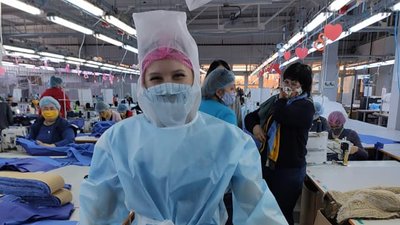 На Херсонщині Каховська швейна фабрика шитиме захисні костюми