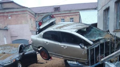 У Херсоні армія РФ з безпілотників атакувала медичний заклад: пошкоджені автівки та будівлі