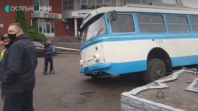 У Рівному тролейбус з'їхав з дороги. Суспільному відомі перші подробиці
