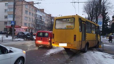 У Рівному зіштовхнулися маршрутка і таксі. Водій легковика – у лікарні У Рівному зіштовхнулися маршрутка і таксі. Водій легковика – у лікарні
