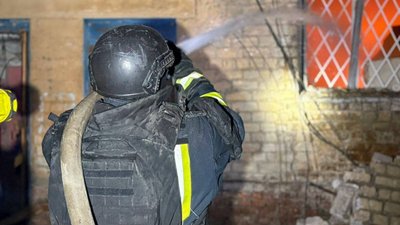 Рятувальник гасить пожежу, яка зайнялася у Великому Бурлуку внаслідок влучання дрона РФ, 11 квітня 2026 року Рятувальник гасить пожежу, яка зайнялася у Великому Бурлуку внаслідок влучання дрона РФ, 11 квітня 2026 року