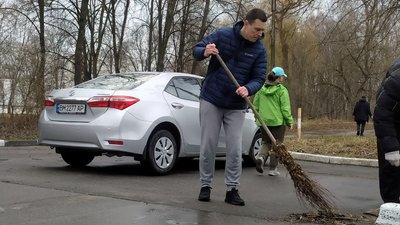 Працівники "Тенісної Академії" у Сумах вийшли на толоку
