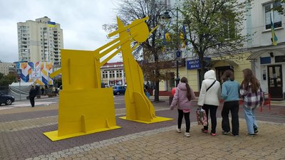 Інсталяція "Перемога над сонцем" символізує відносини між світом природи та урбаністикою великого мегаполісу. Інсталяція "Перемога над сонцем" символізує відносини між світом природи та урбаністикою великого мегаполісу.