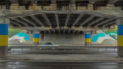 Оновили прапор та герб України: у Дніпрі молодь реконструювала мурал Оновили прапор та герб України: у Дніпрі молодь реконструювала мурал