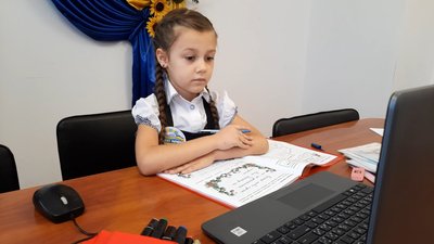 Навчається Софійка дистанційно, але мріє повернутися за парту Навчається Софійка дистанційно, але мріє повернутися за парту