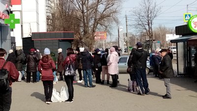 У Дніпрі утворюються черги біля банкоматів, магазинів та на заправках. Жителів просять не панікувати У Дніпрі утворюються черги біля банкоматів, магазинів та на заправках. Жителів просять не панікувати