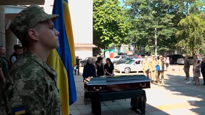 "Не знав, що буду хоронити героїв": в Одесі простилися із військовим, який звільняв Херсонщину "Не знав, що буду хоронити героїв": в Одесі простилися із військовим, який звільняв Херсонщину