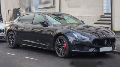 Одна Ferrari, дві Maybach, три Bentleу: які «люксові» автівки зареєстровані на Чернігівщині Одна Ferrari, дві Maybach, три Bentleу: які «люксові» автівки зареєстровані на Чернігівщині