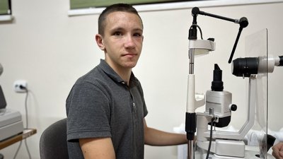 З ока 17-річного волинянина лікарі дістали колючки від бур'яну З ока 17-річного волинянина лікарі дістали колючки від бур'яну