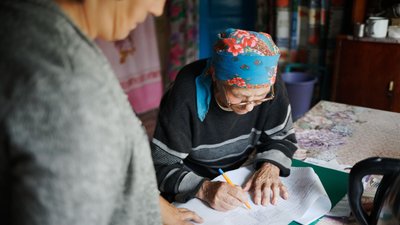 На Буковині засудили листоношу, який привласнив 300 тисяч гривень пенсій та соцвиплат