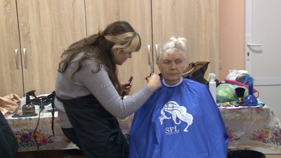 Перукарська доброчинність: у Черкасах студенти безкоштовно робили зачіски Перукарська доброчинність: у Черкасах студенти безкоштовно робили зачіски