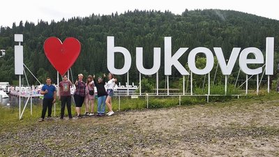 Випускники однієї зі шкіл Житомирщини замінили традиційний випускний бал підйомом на Говерлу Випускники однієї зі шкіл Житомирщини замінили традиційний випускний бал підйомом на Говерлу