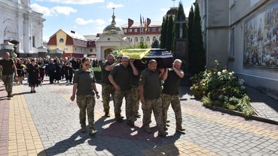 Прощання з полеглим воїном Володимиром Чернишем