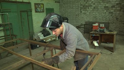 Андрій Жидков спеціалізується на виготовленні броньованого скла Андрій Жидков спеціалізується на виготовленні броньованого скла