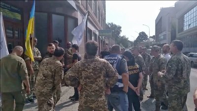 Після покладання квітів ужгородські ветерани пішли до офісу ОПЗЖ Після покладання квітів ужгородські ветерани пішли до офісу ОПЗЖ