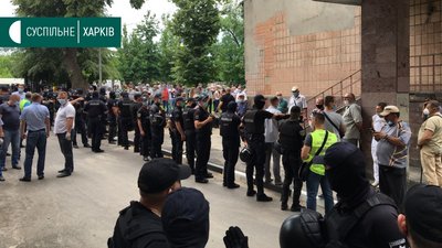 Біля диспансеру у Харкові сталися сутички між поліцією та чорнобильцями. Фото: Суспільне/Софія Цвєткова Біля диспансеру у Харкові сталися сутички між поліцією та чорнобильцями. Фото: Суспільне/Софія Цвєткова