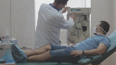 Апарат відокремлює частину плазми від крові донора. Решта вливається назад в організм донора. Апарат відокремлює частину плазми від крові донора. Решта вливається назад в організм донора.