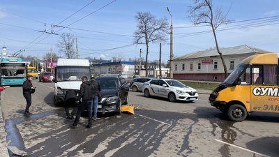 На вулиці Британська у Сумах сталася аварія за участі двох маршруток На вулиці Британська у Сумах сталася аварія за участі двох маршруток