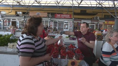 Сезон полуниці: звідки і за скільки продають ягоду на вінницьких ринках Сезон полуниці: звідки і за скільки продають ягоду на вінницьких ринках