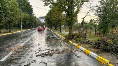 Аварійні відключення світла 17 липня: на Київщині через грозу пошкоджені мережі