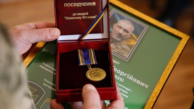 На Закарпатті дружині полеглого Руслана Пинзару передали держнагороду