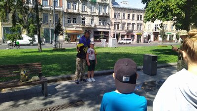 Петро Скрипка фотографується із львів'янами Петро Скрипка фотографується із львів'янами