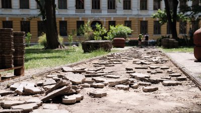 Витратять майже 5 мільйонів гривень. У Чернівцях розпочали ремонт скверу на вулиці Кордуби Витратять майже 5 мільйонів гривень. У Чернівцях розпочали ремонт скверу на вулиці Кордуби
