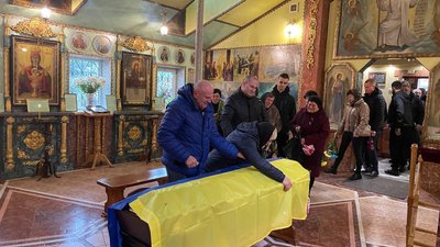 У Сумах поховали бойового медика Максима Івченка У Сумах поховали бойового медика Максима Івченка