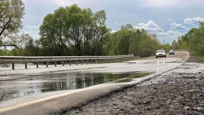 До критичного рівня заплави Десни залишається 50 см – дорогу на кордоні Сумської та Чернігівської областей залило водою До критичного рівня заплави Десни залишається 50 см – дорогу на кордоні Сумської та Чернігівської областей залило водою