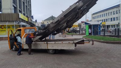 Металеве панно, яке зняли з будинку у центрі Рівного