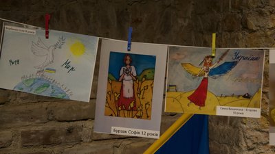 Воїни, прапори та пес Патрон: в Одесі пройшов конкурс дитячих малюнків. ФОТО Воїни, прапори та пес Патрон: в Одесі пройшов конкурс дитячих малюнків. ФОТО