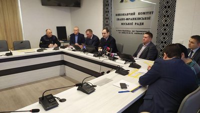 У Франківську працюватимуть лише аптеки, продуктові магазини і заправки. Чекають рішення сесії