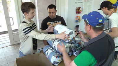 Десятикласник збирає гуманітарну допомогу Десятикласник збирає гуманітарну допомогу
